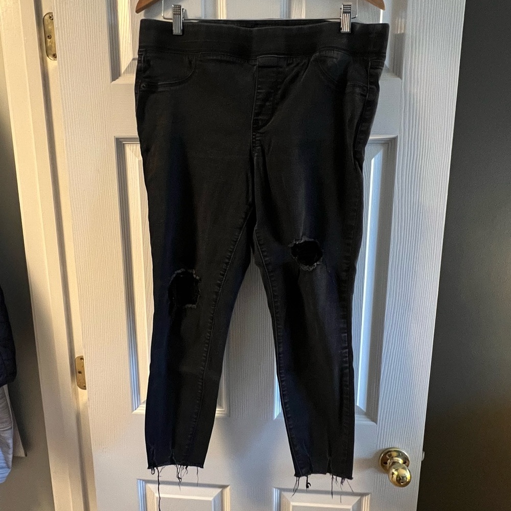 Black Distressed Jegging